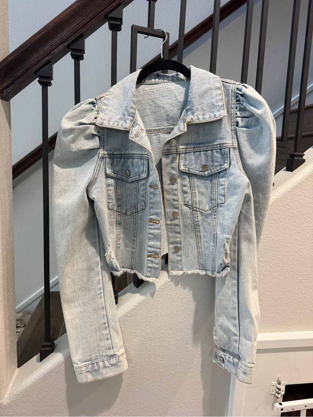Light Wash Puff-Sleeve Cropped Denim Jacket